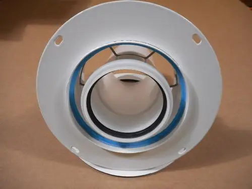 Adapter mit einem zentralen Loch und Gummidichtung, ausgeführt in weißem Kunststoff, geeignet für die Verbindung in Heizsystemen, hergestellt von Remeha.